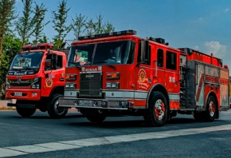 購買消防車時，如何確定車輛的具體參數是否符合需求？